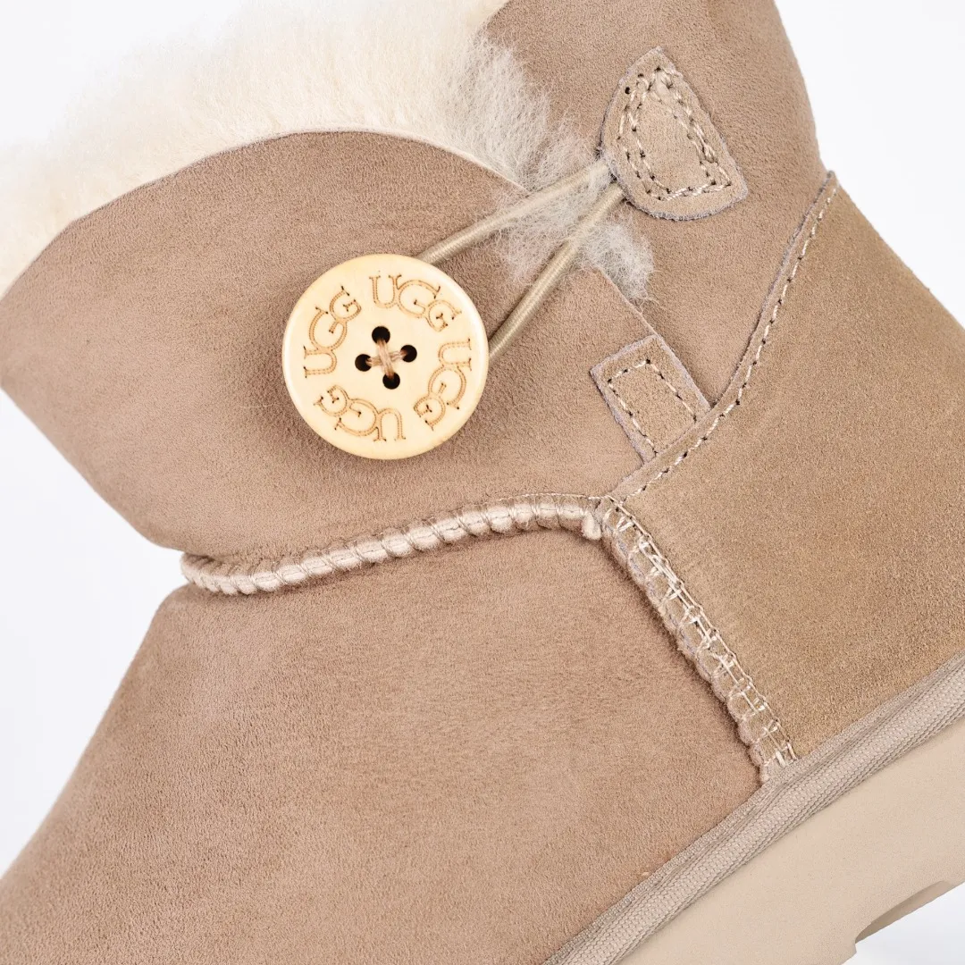 Pick up locally 💰540 The core recommendation is good price UGG basic Bailey twist style Xiaohongshu hot style Henan Longfeng leather production Sheepskin integrated top quality in the market 2-3 cm cashmere insole to keep warm in winter and a very suitable choice for home use UUG has launched a style series in the new year, which is partially geared towards the preferences of young consumers and has also moved to the forefront of fashion trends. Shoe body material Water-repellent coated suede upper 17mm UGGPURE™ implanted wool insole Lightweight non-slip comfortable rubber outsole With brand LOGO Trademark Comes with full packaging Size: 35 36 37 38 39 40